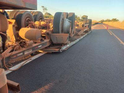 ACIDENTE: Motorista embriagado tomba carreta na MT-412 em Canabrava do Norte