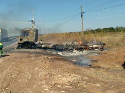 INTERIOR DE MT: Caminhão carregado de papelão pega fogo na BR-246 em MT