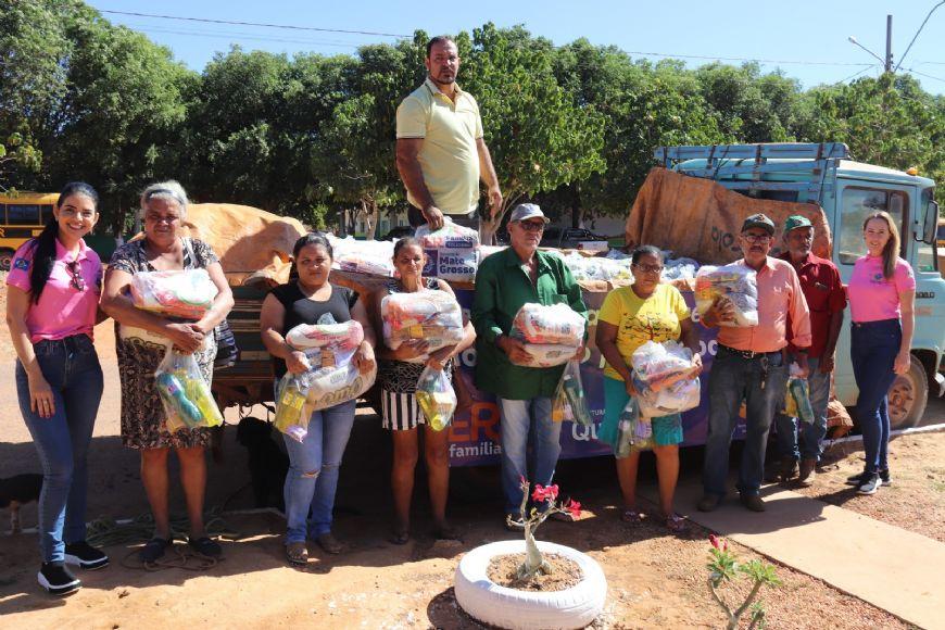 Primeira dama de Querência realiza entrega de cesta básicas em P.A.'s do município