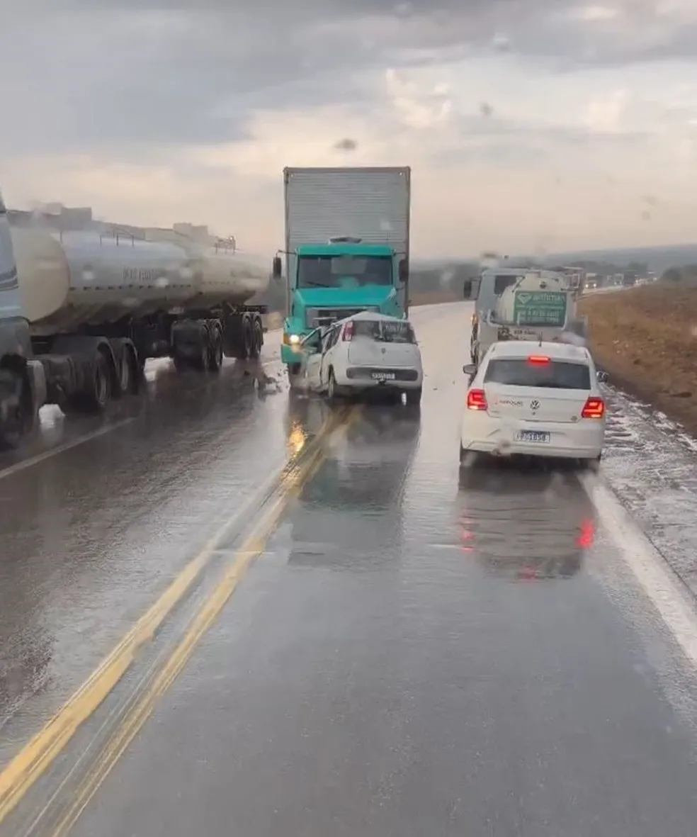 Quatro pessoas morrem após carro colidir com caminhão na rodovia BR-163 em MT; vídeo