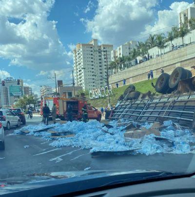 TRÂNSITO CONGESTIONADO: Motorista morre após caminhão carregado com garrafas de água tombar na av. do CPA em Cuiabá