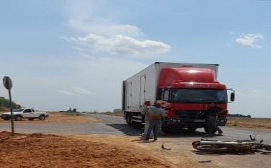 Acidente entre caminhão e moto deixa motociclista com escoriações pelo corpo