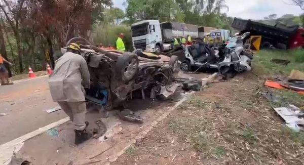 Acidente envolvendo 18 veículos deixa 4 mortos e 11 feridos na BR-414, em Goias