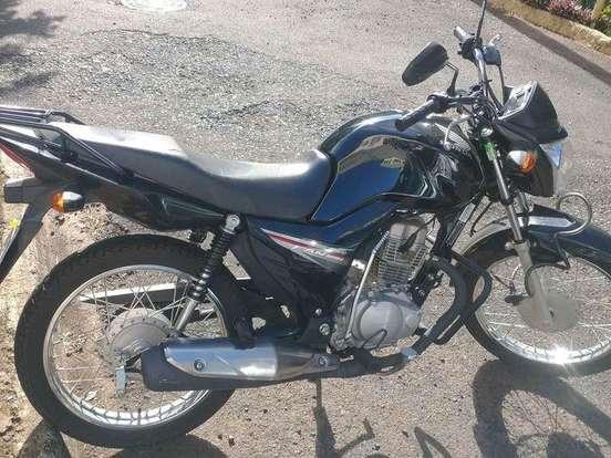 Moto e furtada em frente ao supermercado.