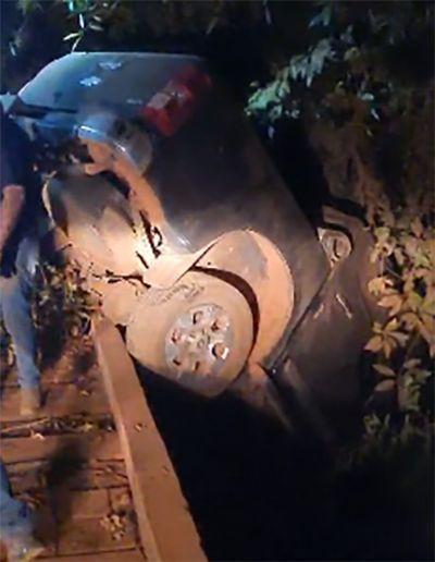 SAIU DO VEÍCULO: Motorista desvia de animal e camionete cai de ponte em rio próximo à Confresa (MT)