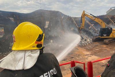 TRABALHO INTENSO: Corpo de Bombeiros Militar extingue incêndio em barracão de algodoeira em MT
