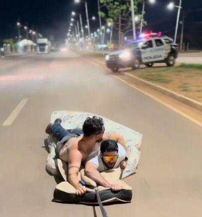 PERIGO: Vídeo: influencer é preso em Confresa (MT) após 'surfar' em colchão puxado por caminhonete