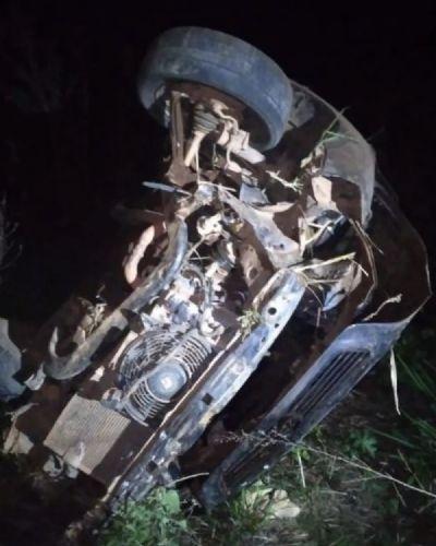 TRAGÉDIA: Mulher morre e homem fica ferido após carro capotar em rodovia de MT