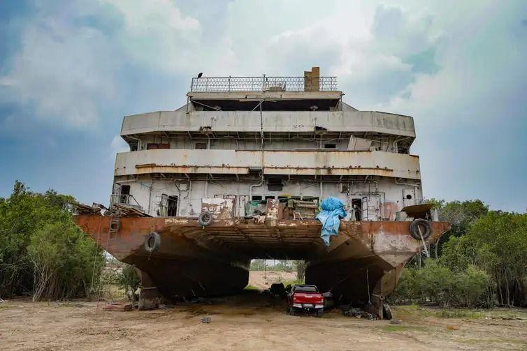 Com seca no Amazonas, ribeirinhos têm dificuldades para se locomover