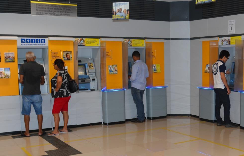 Governo Mauro Mendes antecipa e paga nesta sexta (22/12) o salário de dezembro dos servidores de MT