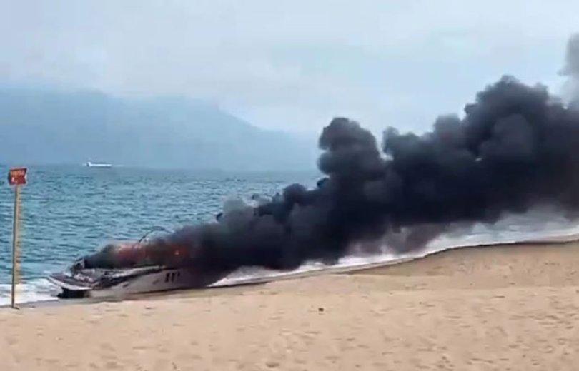 Lancha pega fogo e deixa turistas feridos