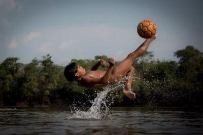 PAYAWO IKPENG: Imagem de criança indígena fazendo bicicleta em rio de MT vence concurso nacional de fotografia