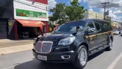 Corpo de João Carreiro chega para velório aberto em Cuiabá