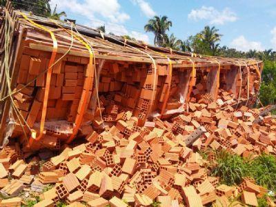 PRÓXIMO A CONFRESA: Caminhão carregado com tijolos tomba e motorista fica ferido na MT-430