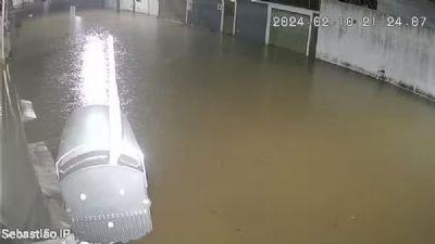 NA MADRUGADA: Peixe na rua, lixo espalhado e ponte destruída; veja como ficou cidade em MT após alagamento