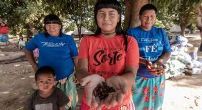 Mulheres xavantes coletam sementes do Cerrado para reflorestar terra indígena em Canarana