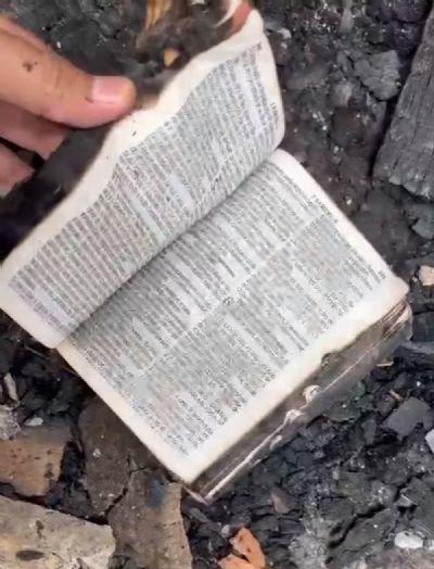 VEJA VÍDEO: Bíblia é encontrada intacta após incêndio que destruiu 3 casas em MT