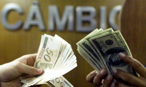 Dólar sobe para R$ 5,35 em meio à expectativa de juros nos EUA
