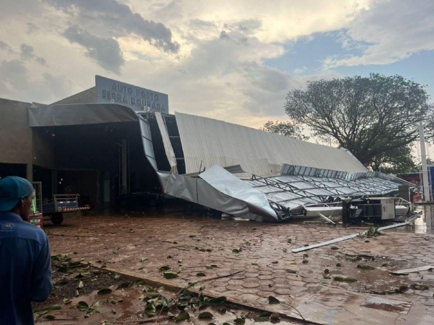 Temporal com ventos fortes destrói telhados e derruba árvores no Distrito de Serra Dourada, em Canarana (MT)