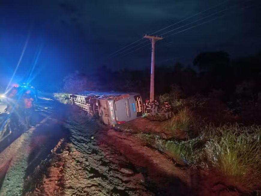 Acidente entre caminhão e ônibus que vinha de Cuiabá com destino a Querência deixa duas crianças mortas e 27 feridos