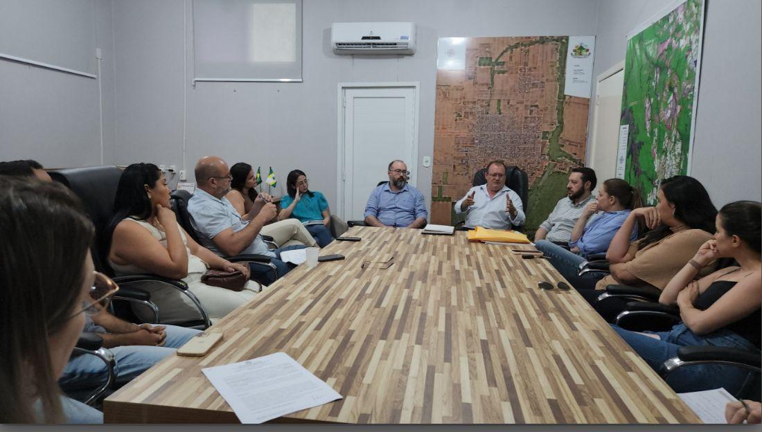Prefeito Gilmar Wentz promove reunião com profissionais de saúde para fortalecer a gestão na área.