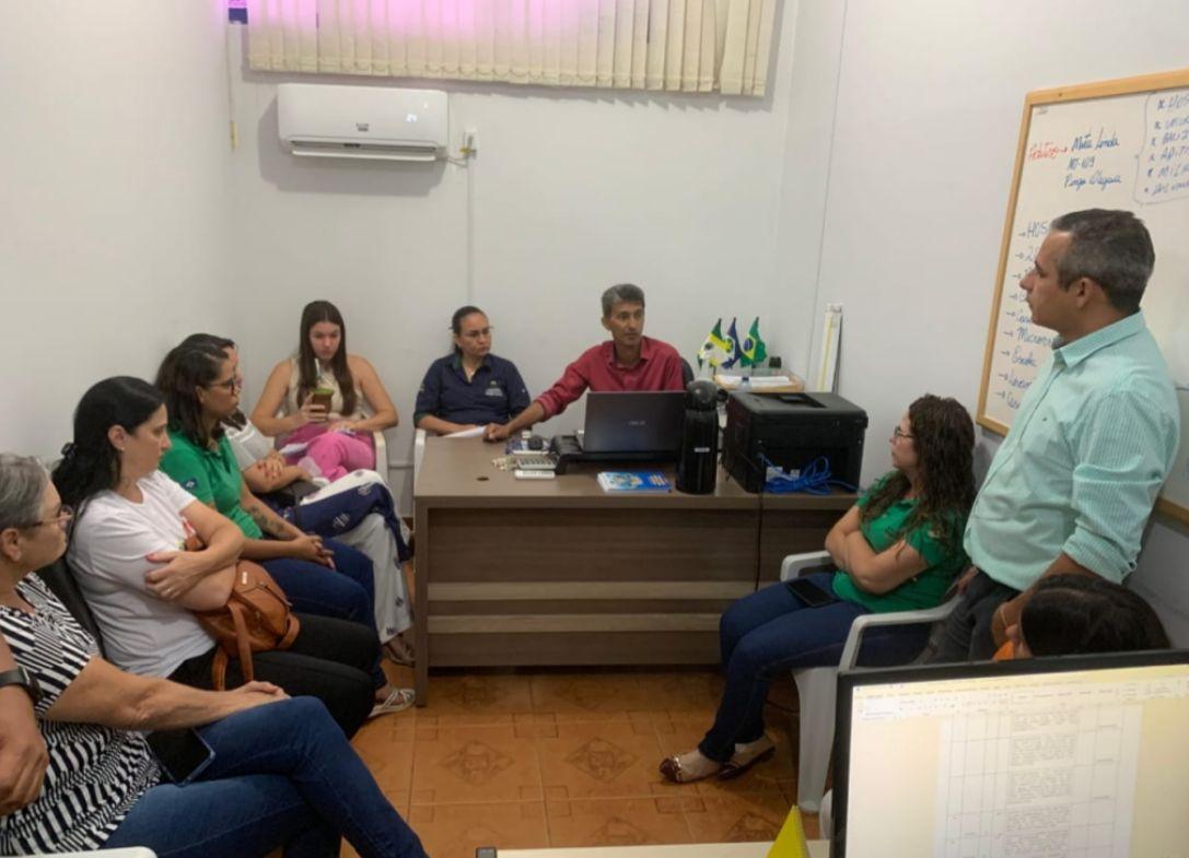 Secretário da adiministração Valdenicio dos anjos, realiza reunião com equipe de compras da administração municipal.