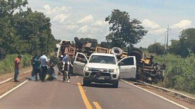 Caminhoneiro morre após caminhão tombar na BR-158 em Água Boa