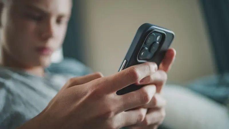 Inteligência artificial aconselha jovem de 17 anos a matar os pais por limite a uso de telas