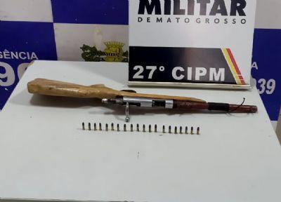 Pai agride filha de 2 anos porque ela derramou iorgute no tapete de casa e é preso pela PM; espingarda é apreendida
