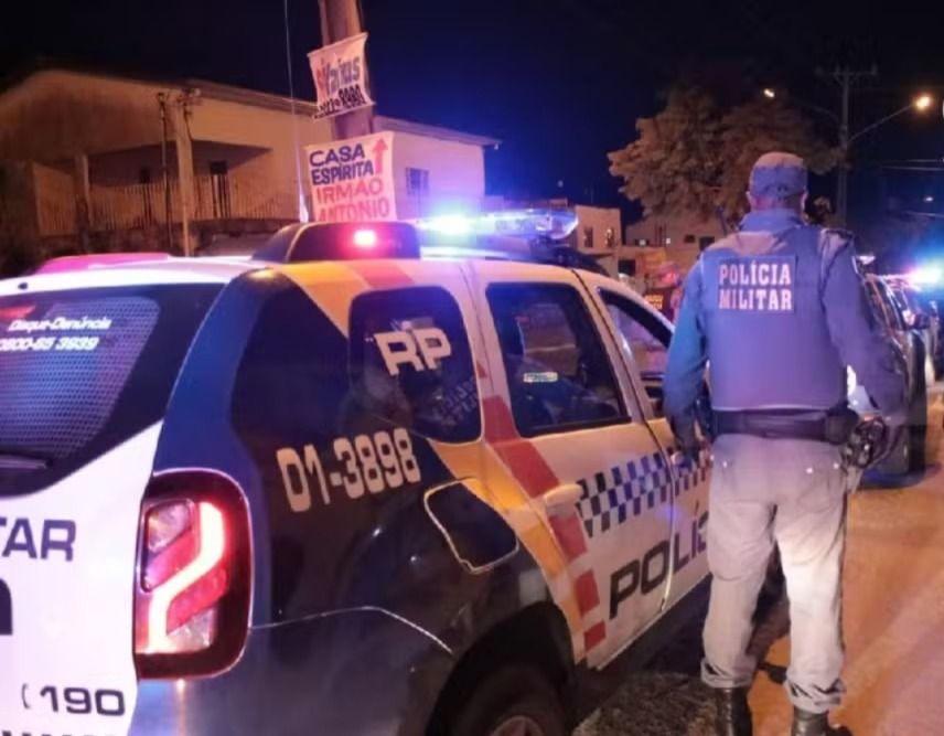 Homem é preso após mostrar dedo do meio e xingar PMs em Cuiabá