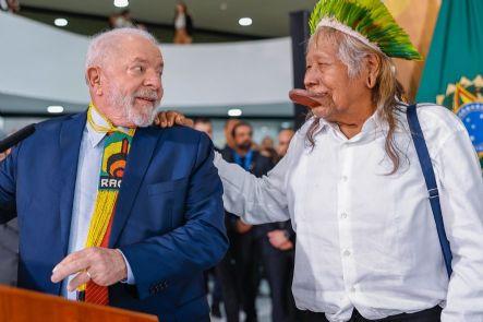 Indígenas vão cobrar Lula por roubo de madeira e fogo no Xingu