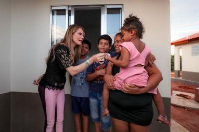 Primeira-dama de MT visita Ribeirão Cascalheira para entrega de casas populares