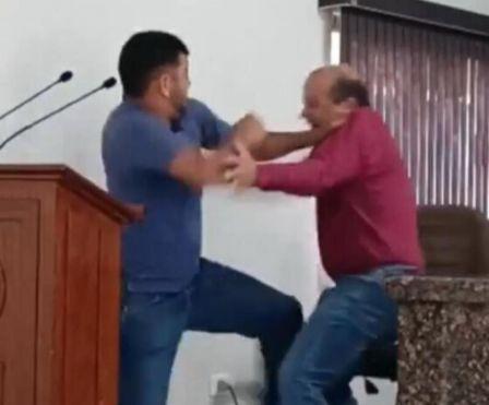 Vereadores trocam socos e xingamentos durante sessão: 