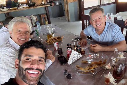 Cantor come peixe com Mendes, sobrevoa rio e visita fazenda