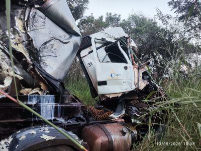 Grave colisão entre carretas na BR-158 próximo a Confresa (MT)