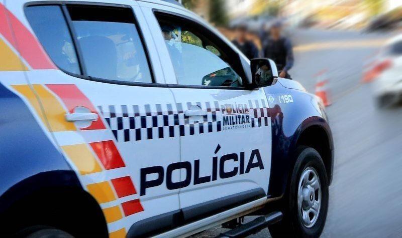 Irmão atea fogo na própria irmã com galão de gasolina e é preso pela PM