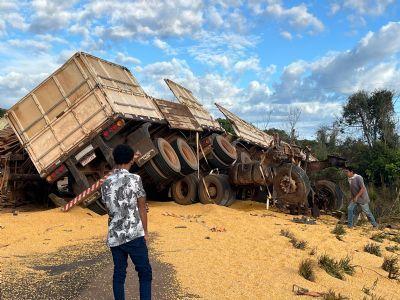 Carretas batem de frente e motoristas ficam presos às ferragens na BR-158 próximo a Confresa