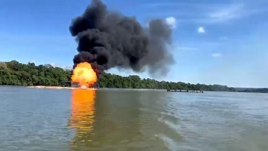 Dezenas de balsas são destruídas em garimpo ilegal durante operação em terra indígena em MT