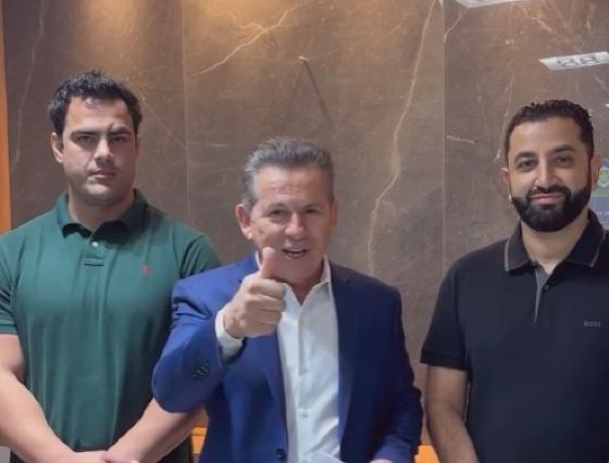 Mauro assina contrato de locação para show do Guns Roses