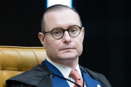 ‘Mensagens reveladoras’ fazem Zanin prorrogar investigação sobre esquema de venda de sentenças