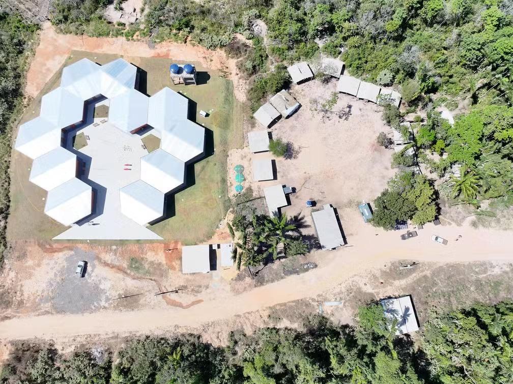 1ª escola em formato de colmeia no Brasil é inaugurada em aldeia indígena de MT
