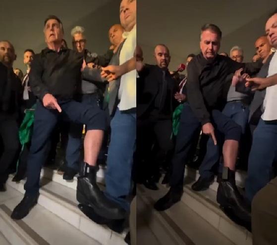 Bolsonaro exibe tornozeleira e desafia: “Só sigo a lei de Deus”