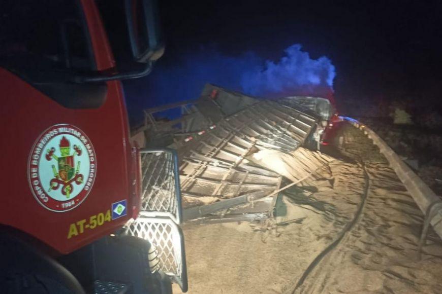 Bombeiros retiram carreta e fazem limpeza da pista após tombamento na BR-070