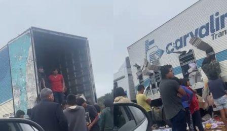 Caminhão quebra e tem carga saqueada em região indígena de MT; veja vídeo