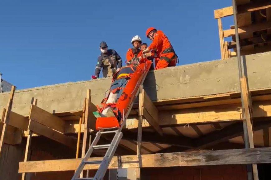 Corpo de Bombeiros resgata vítima de queda de 3 metros usando escada prolongável