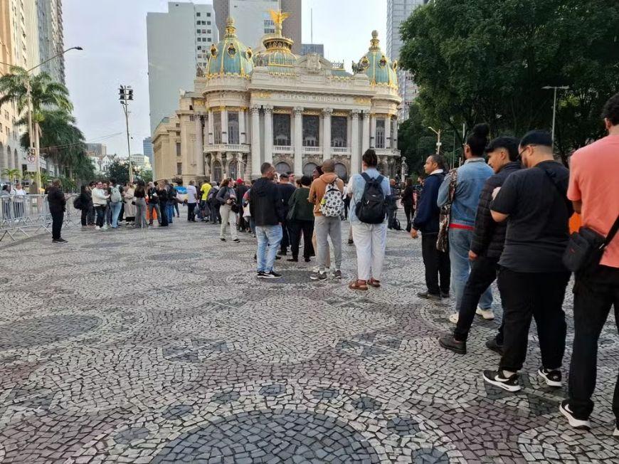 Fãs fazem fila para adeus a Preta Gil no Theatro Municipal