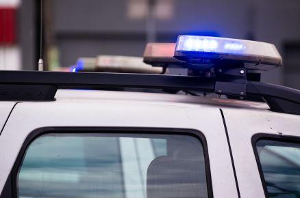 Homem agride companheira grávida e tenta chutar policiais em MT