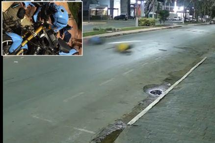 Homem cai de moto, é arremessado e desliza no asfalto em MT