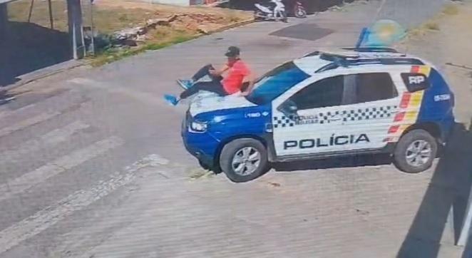 Homem sobe em viatura para gravar vídeos de apologia ao crime em cidade do Araguaia (MT) mas é preso pela PM