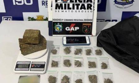 Homem suspeito de tráfico de drogas é preso com mochila cheia de papelotes em cidade do Araguaia (MT)